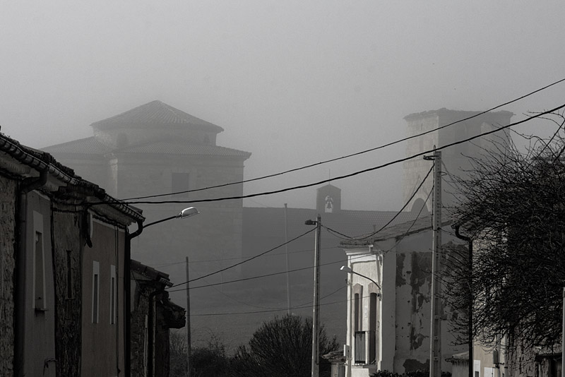 La iglesia de la Asunción en la niebla
