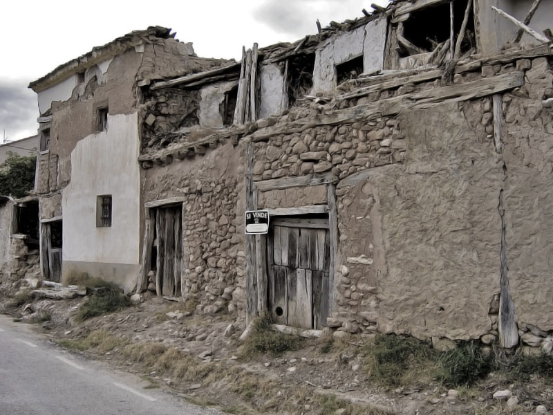 Antiguas ruinas a la entrada del pueblo