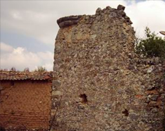 Restos del torreón de las Casa palacio de los Duques de Frías en Ines 